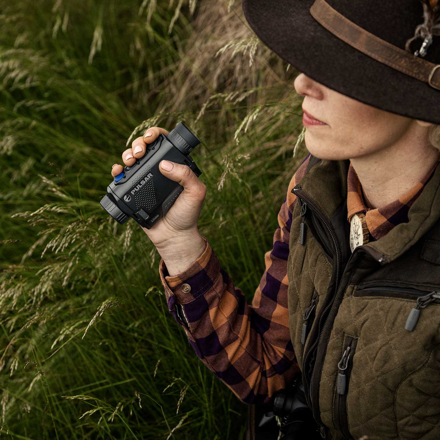 Monoculaire thermique Pulsar Axion 2 XQ35 Pro utilisé pour l'observation de la faune sauvage, la détection du gibier et les activités outdoor en milieu naturel.