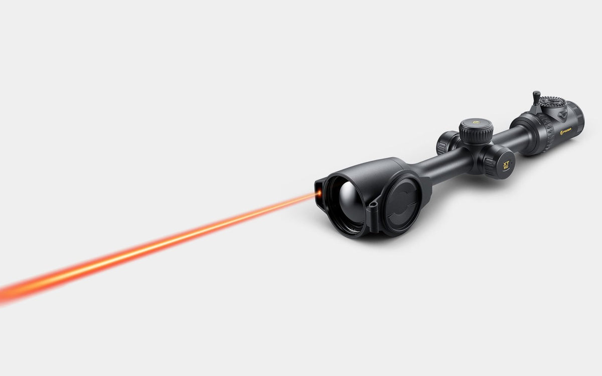 Lunette de tir thermique Pulsar Thermion 3 émettant le faisceau de son télémètre laser intégré 1 200 m