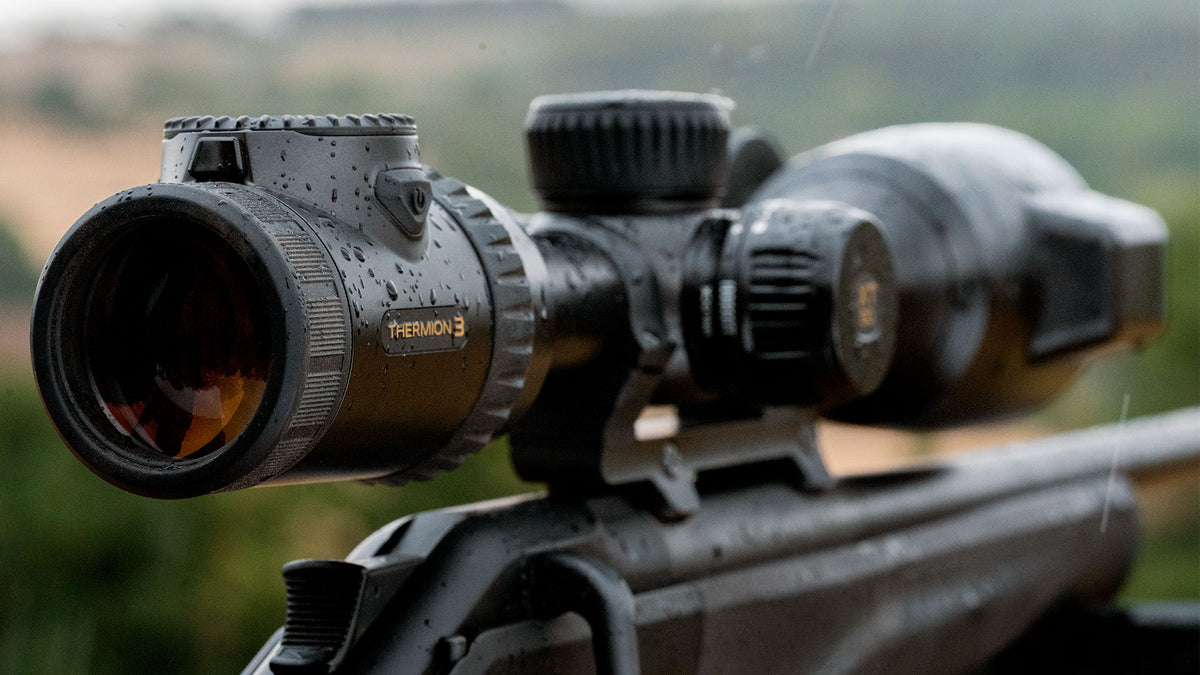 Gouttes de pluie sur l’oculaire de la lunette thermique Pulsar Thermion 3 XT60, étanche IP67