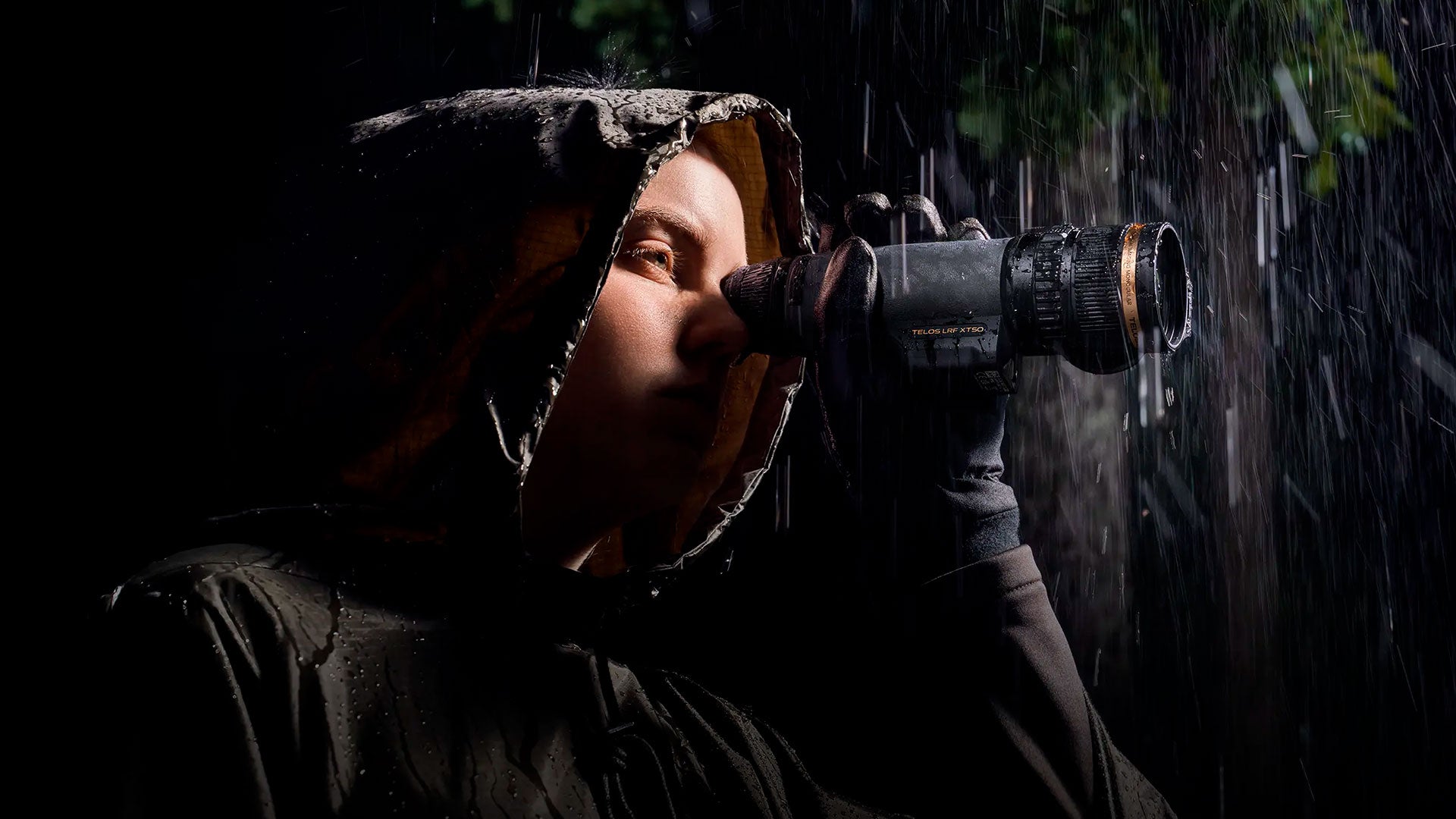 Monoculaire thermique Pulsar Telos LRF XT50 utilisé sous une pluie intense pour la chasse, l'observation de la faune sauvage et la détection thermique dans toutes les conditions météorologiques.