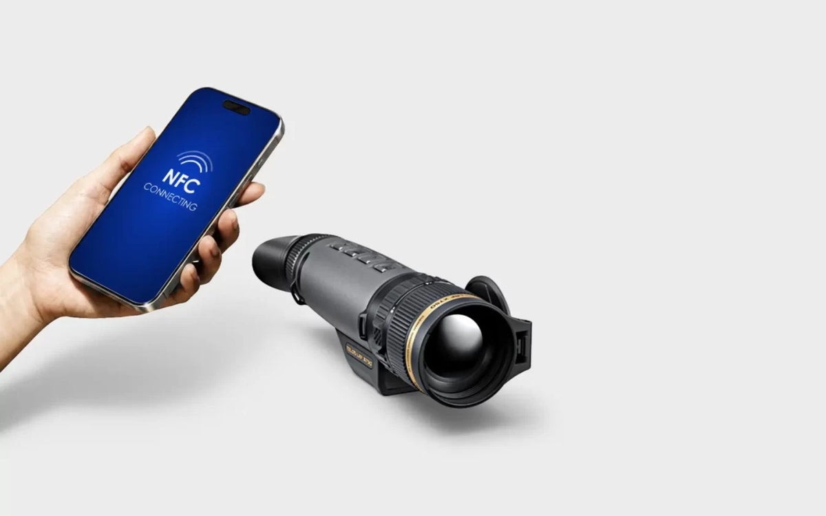 Connexion NFC entre le monoculaire thermique Pulsar Telos LRF XT50 et un smartphone pour le transfert rapide des données et le contrôle via application mobile.