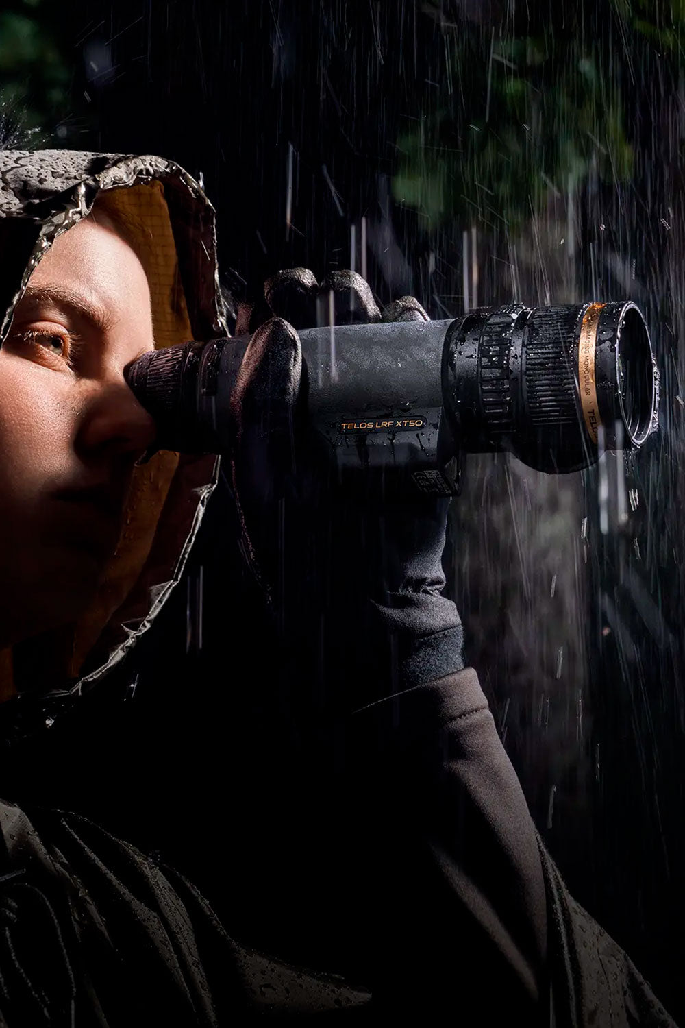 Monoculaire thermique Pulsar Telos LRF XT50 utilisé sous une pluie intense pour la chasse, l'observation de la faune sauvage et la détection thermique dans toutes les conditions météorologiques.