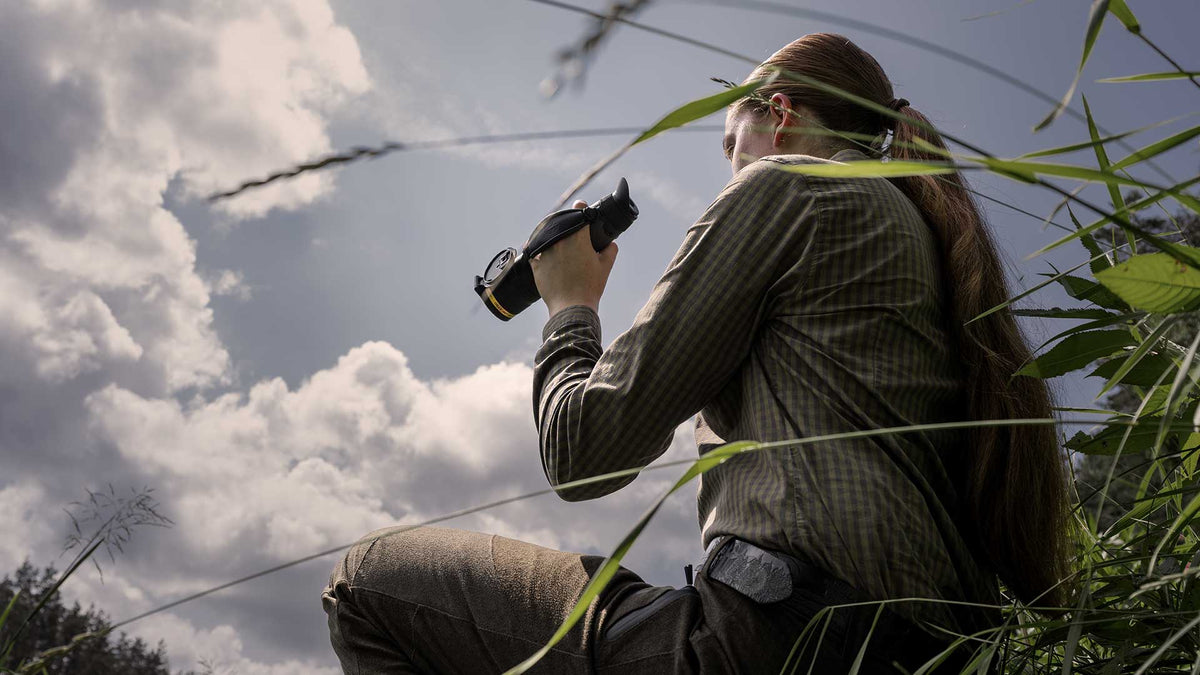 Monoculaire thermique Pulsar Telos LRF XT50 utilisé en milieu forestier pour repérer le gibier, observer la nature et optimiser les sorties de chasse.