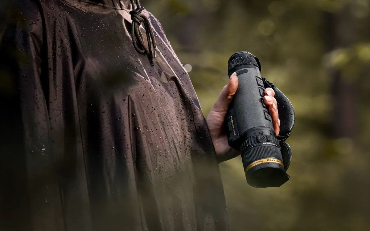 Monoculaire thermique Pulsar Telos LRF XT50 utilisé sous la pluie, démontrant sa résistance aux intempéries pour la chasse, l'observation de la faune et les sorties outdoor.