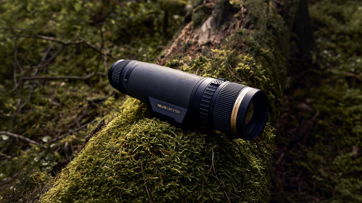 Monoculaire thermique Pulsar Telos LRF XT50 en environnement forestier, conçu pour la chasse, l'observation animalière et la détection thermique en extérieur.