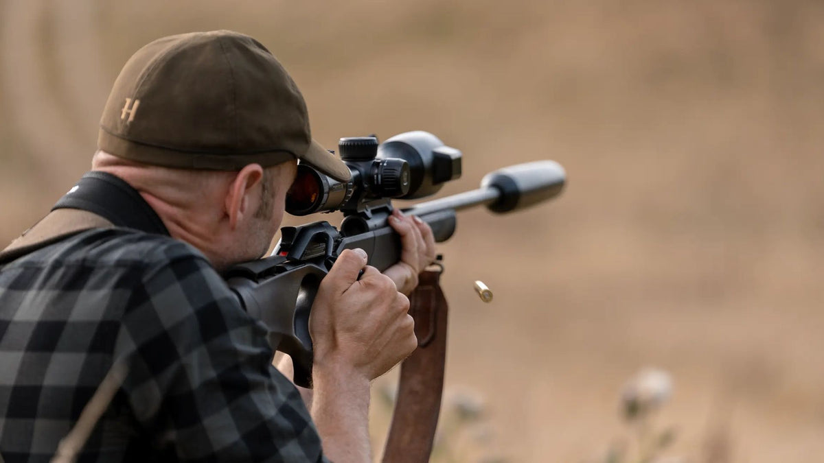 Nouvelle lunette thermique Pulsar Thermion 3 LRF montée sur carabine, chasseur en plein tir avec douille éjectée