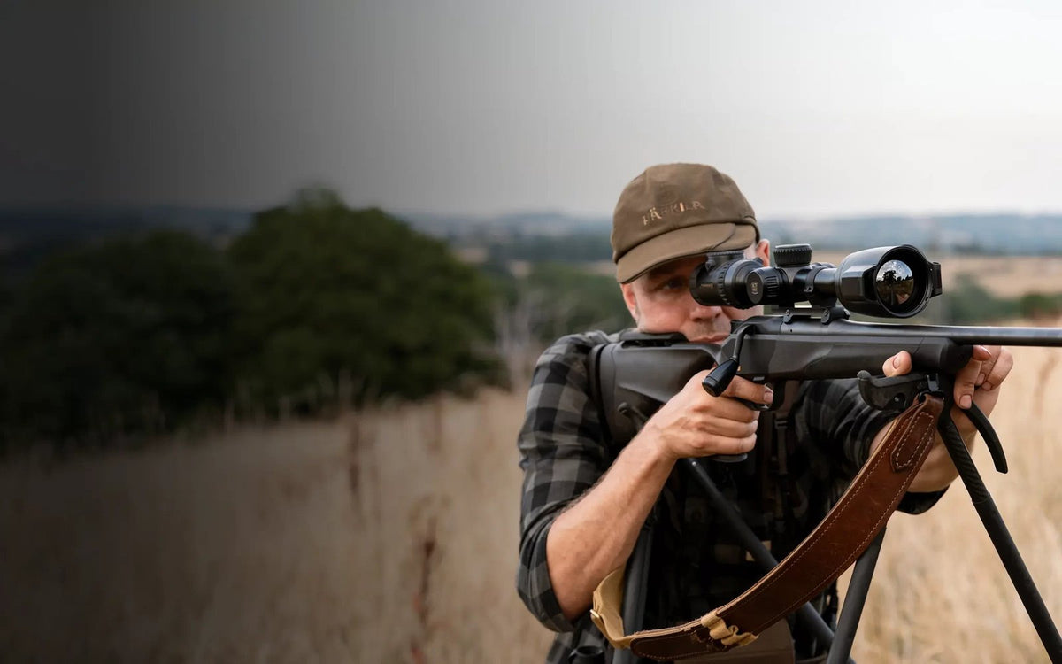 Chasseur en position de tir sur canne avec une carabine équipée de la lunette thermique Pulsar Thermion 3