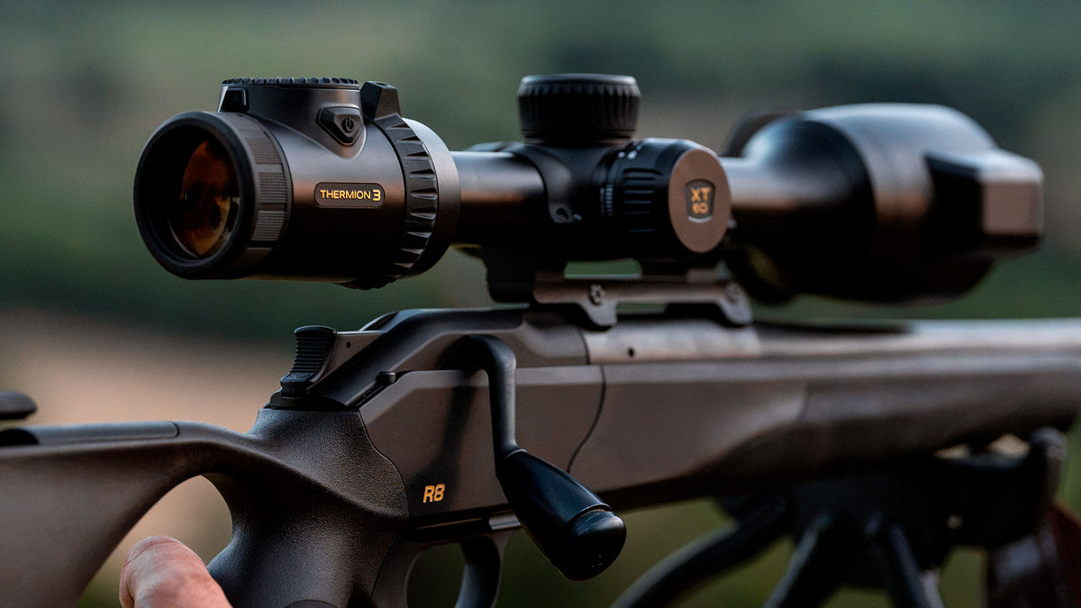 Lunette de tir thermique Pulsar Thermion 3 XT60 montée sur une carabine Blaser R8, vue de profil côté oculaire