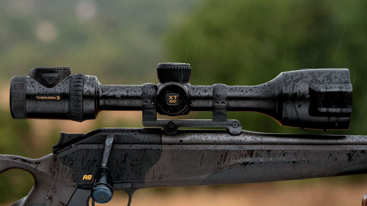 Lunette thermique Pulsar Thermion 3 XT60 sous la pluie, montée sur colliers 30 mm sur une carabine Blaser R8