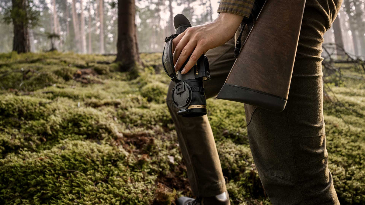 Monoculaire thermique Pulsar Telos LRF XT50 transporté sur le terrain de chasse pour l'observation de la faune sauvage et la détection thermique longue distance.